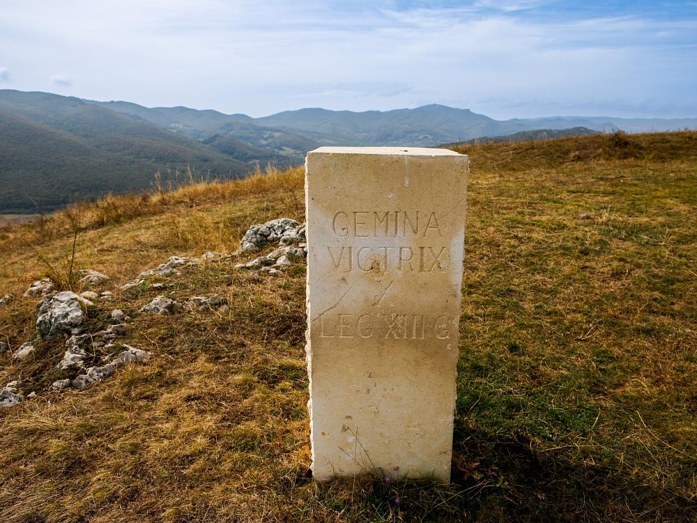 castru_de_pamant_de_la_magulici_ighiu_-borna_gemina_victrix